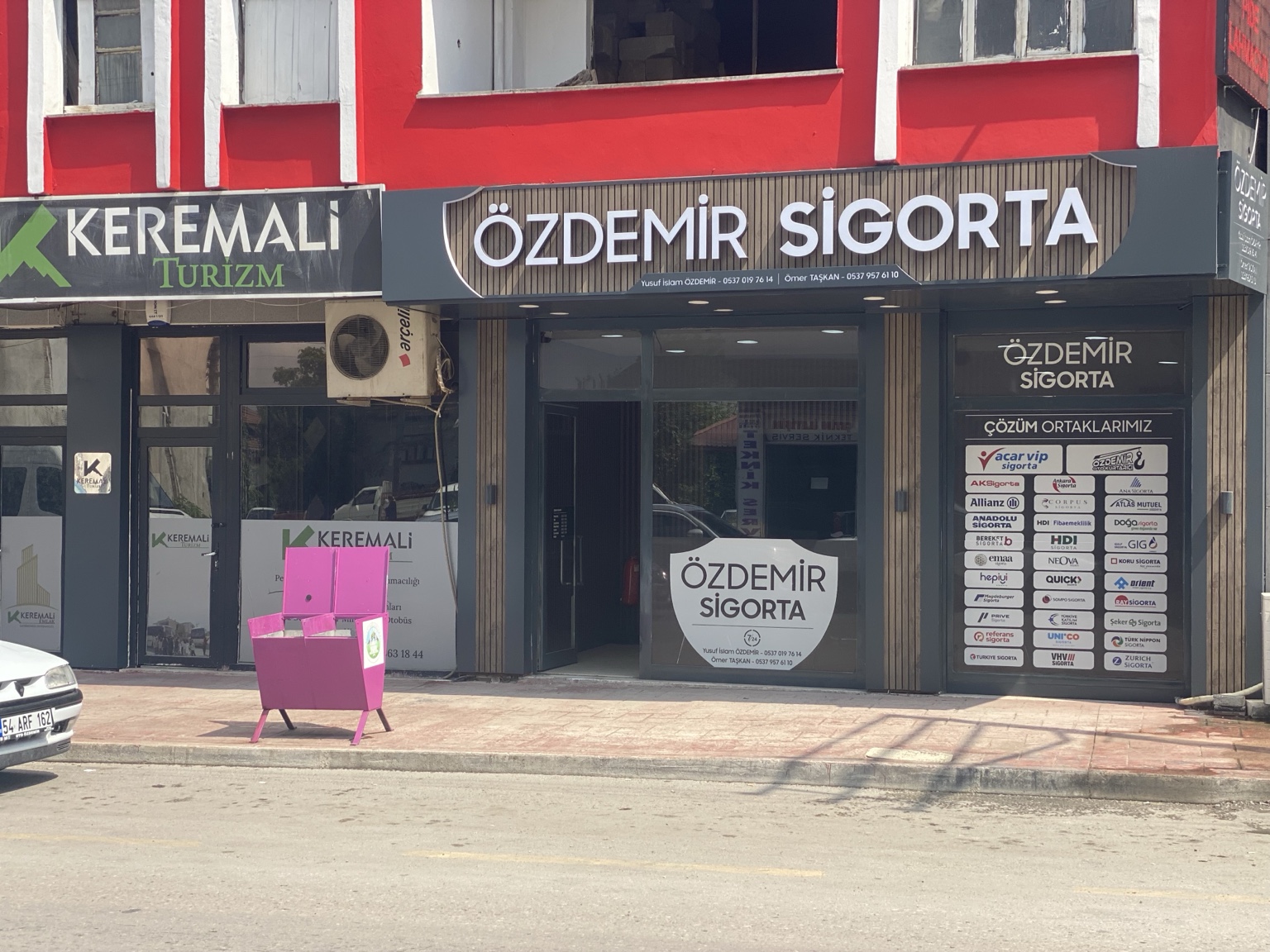 Akyazı'daki Özdemir Sigorta acentesinin önden çekilmiş fotoğrafı